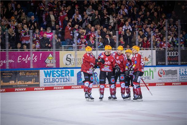 DEL 2022/23 Fischtown Pinguins gegen Iserlohn Roosters. Im Bild: Pinguins freuen...
