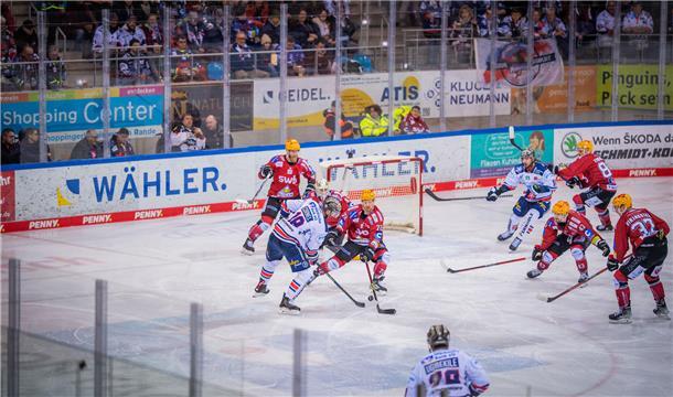 DEL 2022/23 Fischtown Pinguins gegen Iserlohn Roosters. Im Bild (von links): Nic...