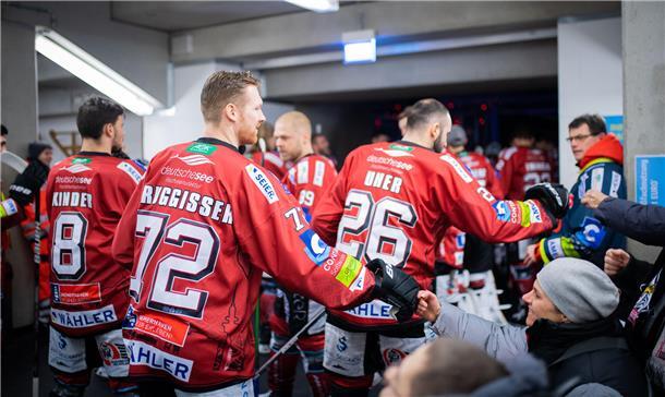 DEL 2022/23 Fischtown Pinguins gegen Iserlohn Roosters. Im Bild: Pinguins-Spiele...