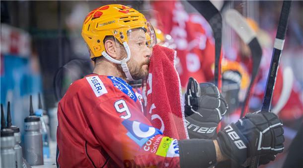 DEL 2022/23 Fischtown Pinguins gegen Iserlohn Roosters. Im Bild: Jan Urbas wisch...