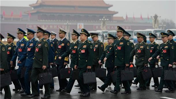 Delegierte kommen zur Eröffnungssitzung des Nationalen Volkskongresses (NVK) in der Großen Halle des Volkes in Peking.