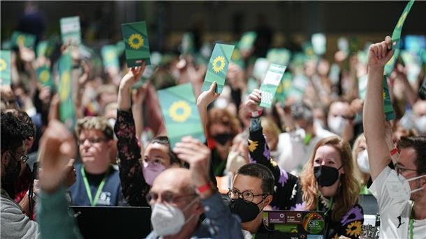 AKW-Streit: Grüne stärken Habeck Rücken Delegierte stimmen beim Bundesparteitag von Bündnis 90/Die Grünen über einen Antrag ab. Am Sonntag, dem letzten Tag des Grünen-Parteitages, steht das Thema Klimaschutz auf der Tagesordnung.