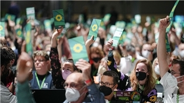 Delegierte stimmen beim Bundesparteitag von Bündnis 90/Die Grünen über einen Antrag ab. Am Sonntag, dem letzten Tag des Grünen-Parteitages, steht das Thema Klimaschutz auf der Tagesordnung.
