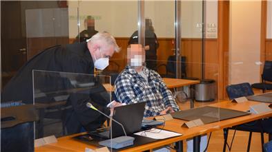Dem Angeklagten (Mitte) wird vorgeworfen, im November 2021 einen 34-Jährigen erschossen zu haben. Am dritten Prozesstag hat er sich erstmals geäußert.
