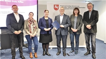 Bild von der Übergabe des Bescheides im Niedersächsischen Ministerium für Bundes- und Europaangelegenheiten.