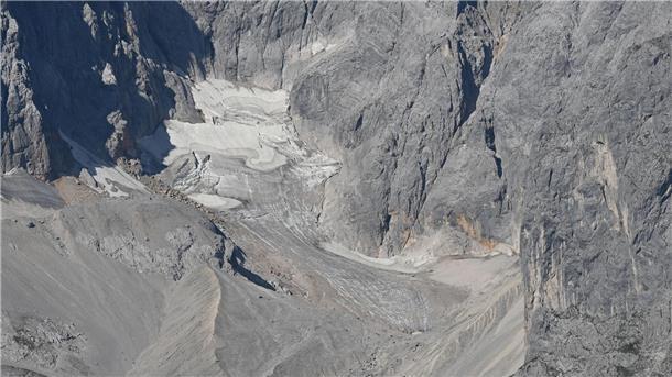 Fotos zeigen, wie der Klimawandel Deutschland verändert Dem Höllentalferner-Gletscher werden noch die besten Chancen eingeräumt. Trotzdem ist auf dem Foto von diesem Jahr nicht mehr sehr viel Eis zu sehen.