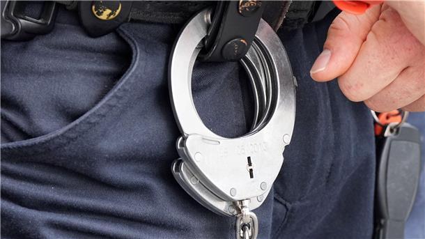 Scheeßel: Widerstand gegen Polizeibeamte nach Verkehrskontrolle Handfesseln hängen an einer Gürtelschlaufe.