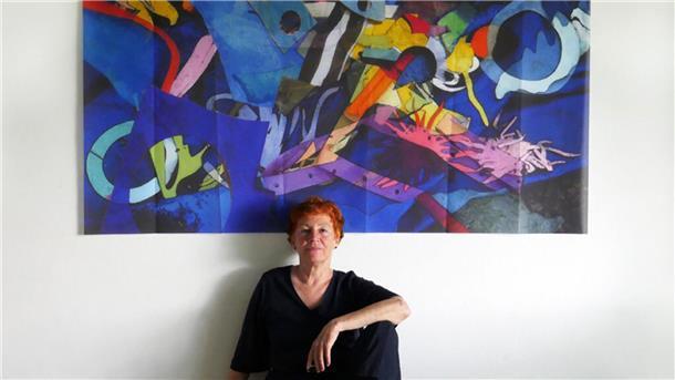 Christiane Ahlers vor einem ihrer Gemälde