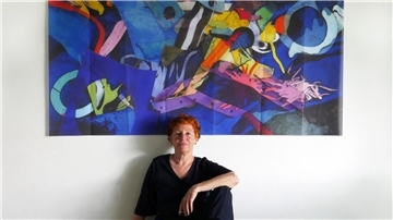 Christiane Ahlers vor einem ihrer Gemälde