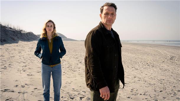 RTL mit Nordsee-Krimi stark - ARD aber an der Spitze Dem Verbrechen auf der Spur: Mordermittler Tjark Wolf (Hendrik Duryn) und Polizeichefin Femke Folkmer (Pia-Micaela Barucki).