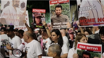 Demonnstranten fordern in Tel Aviv die Freilassung der von der Hamas entführten Geiseln.