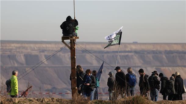 „Wir alle für Lützi“ - Demonstration am Tagebau Garzweiler Demonstranten am Rande des Braunkohle-Tagebaus Garzweiler.
