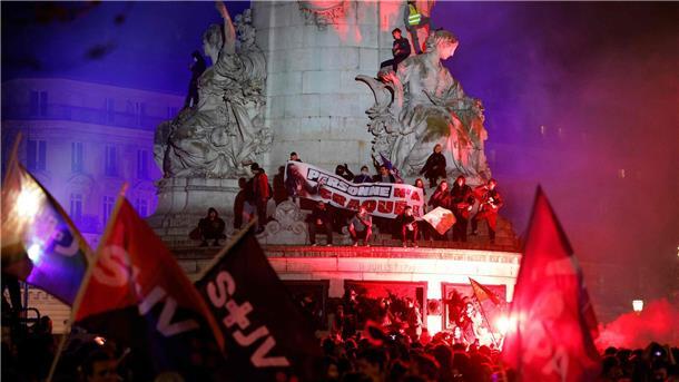 Demonstranten besetzen den Place de la Republique während einer Demonstration in Paris.