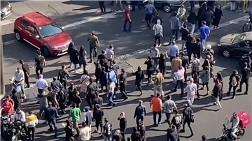 Demonstranten blockieren eine Kreuzung in Teheran.