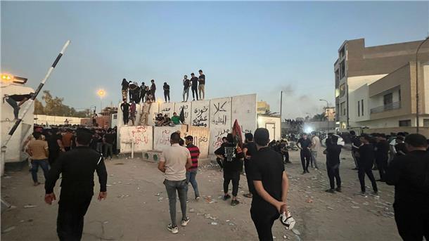 Koran in Stockholm verunglimpft: Abbruch der Beziehungen? Demonstranten erklimmen eine Mauer an der schwedischen Botschaft.