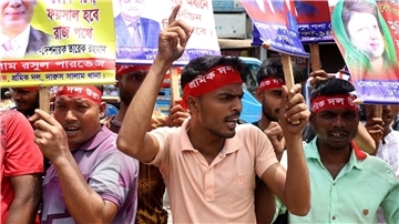 Demonstranten fordern in Dhaka den Rücktritt von Premierministerin Sheikh Hasina.