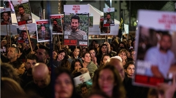 Demonstranten fordern in Tel Aviv die Freilassung der im Gazastreifen festgehaltenen Geiseln.