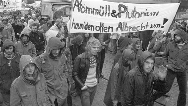 „Das war’s“ - Deutschland und die Atomkraft Demonstranten gegen das geplante Atommüll-Lager in Gorleben laufen neben einem Trecker durch die Innenstadt von Hannover.