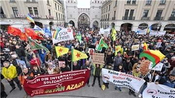 Demonstranten gegen die Münchner Sicherheitskonferenz haben sich am Stachus versammelt.