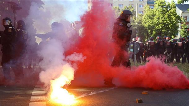 Demonstranten haben Pyrotechnik gezündet.