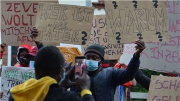 Demonstranten halten Pappen hoch, mit denen sie ihre Forderung nach Aufklärung des Mordes an Amadou Diabate vor zwei Wochen in Zeven untermauern.
