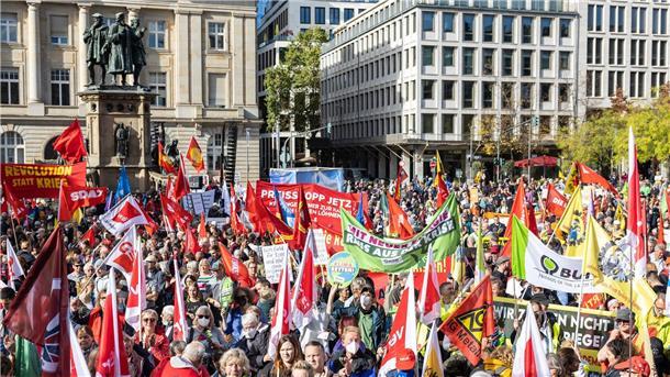 Demonstranten in Frankfurt am Main fordern einen Strom- und Gaspreisdeckel und weitere Hilfen.