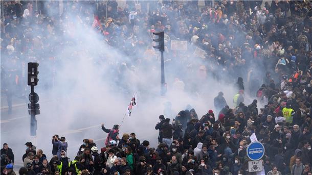 Demonstranten in Paris protestieren gegen die Rentenreform.