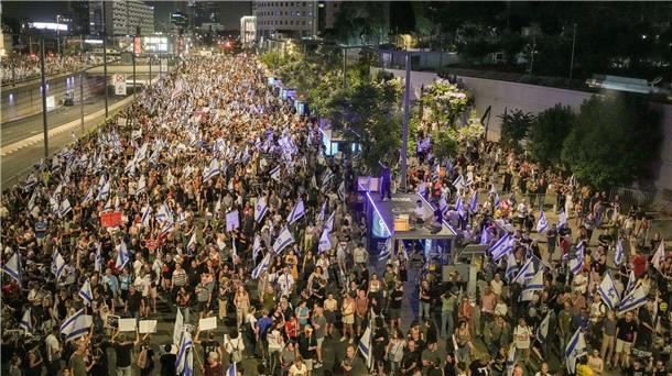 Zehntausende demonstrieren für Freilassung der Geiseln Demonstranten in Tel Aviv fordern die Freilassung der Geiseln, die im Gazastreifen von den Terroristen der Hamas festgehalten werden.
