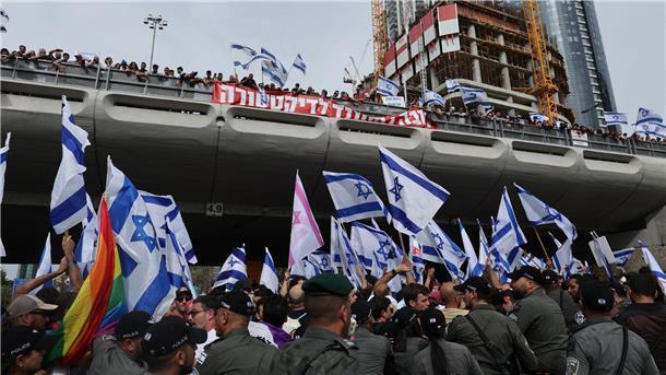 Demonstranten in Tel Aviv während einer Kundgebung gegen Reformierung des Justizsystems.