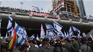 Demonstranten in Tel Aviv während einer Kundgebung gegen Reformierung des Justizsystems.
