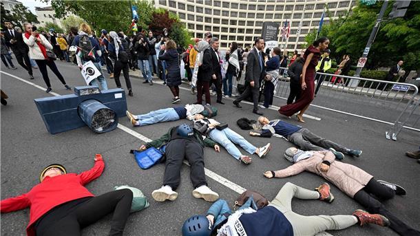 Demonstranten konfrontierten die eintreffenden Journalistinnen und Journalisten mit Kritik an deren Nahost-Berichterstattung.