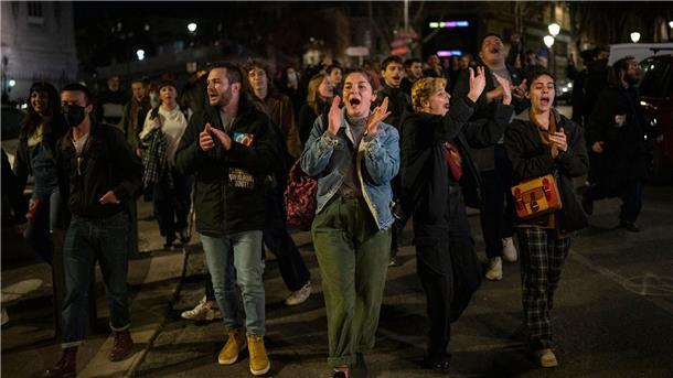 Demonstranten marschieren aus Protest gegen die Rentenreform durch die Straßen von Marseille.