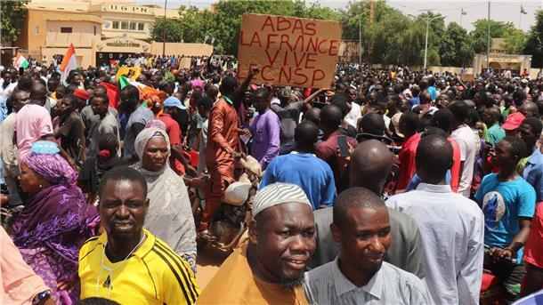 Demonstranten nehmen an einem Marsch zur Unterstützung der Putschisten in der Hauptstadt Niamey teil.