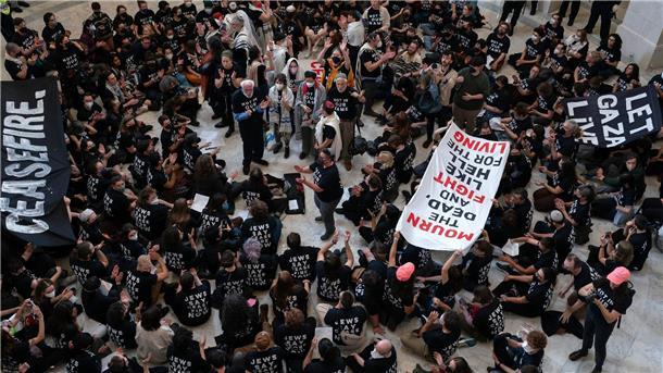 Demonstranten protestieren im Cannon House Office Building auf dem Capitol Hill.
