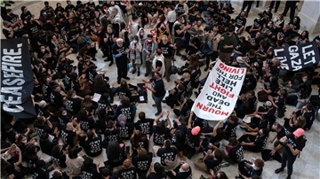Demonstranten protestieren im Cannon House Office Building auf dem Capitol Hill.