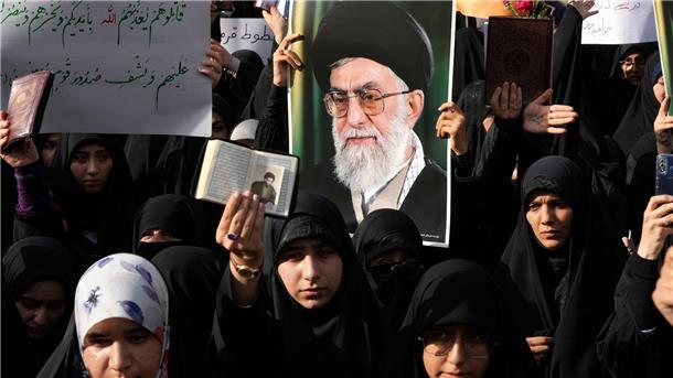 Demonstranten protestieren mit Kopien des Korans und Porträts des iranischen Obersten Führers Khamenei vor der schwedischen Botschaft.