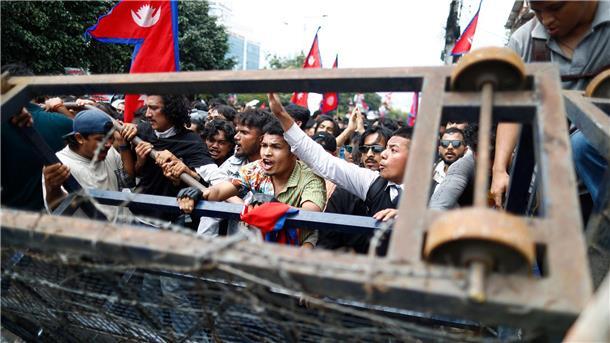 19 Tote bei Straßenprotesten gegen Regierung in Nepal Demonstranten protestierten gegen Korruption und die Abschaltung der sozialen Medien durch die Regierung Nepals.