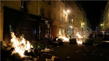 Demonstranten setzen in der französischen Hauptstadt Mülltonnen in Brand.