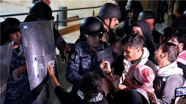 Raketeneinschlag in Klinik: Proteste in muslimischer Welt Demonstranten stoßen vor Frankreichs Botschaft in Beirut mit der libanesischen Armee und der Bereitschaftspolizei zusammen.