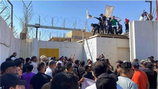 Demonstranten stürmen die schwedische Botschaft in Bagdad, um gegen die Verbrennung eines Korans in Stockholm zu protestieren.