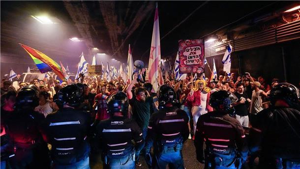 Tausende Israelis protestieren wieder gegen Justizreform Demonstranten und Polizisten stehen sich in Tel Aviv gegenüber.