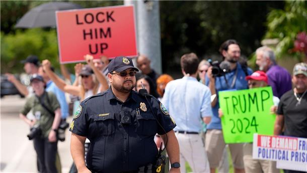 Demonstranten und Unterstützer warten auf die Ankunft von Donald Trump vor dem Trump National Doral Resort warten.