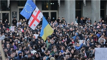 Demonstranten versammeln sich mit georgischen, ukrainischen und EU-Fahnen vor dem georgischen Parlamentsgebäude.