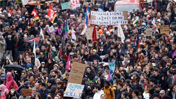 Demonstranten während eines Protests gegen die Rentenreform in Nantes.