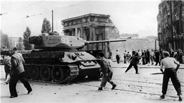 Demonstranten werfen am 17. Juni 1953 in Berlin mit Steinen auf sowjetische Panzer.