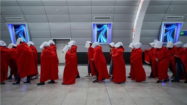 Hunderttausende demonstrieren gegen Justizreform in Israel Demonstrantinnen in Verkleidungen aus der Fernsehserie „The Handmaid’s Tale“ an einem Bahnhof in Jerusalem vor wenigen Tagen.
