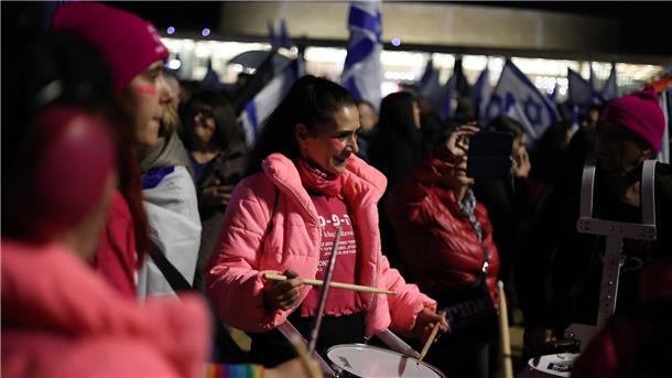Israel: Zehntausende demonstrieren gegen Justizreform Demonstrantinnen in Tel Aviv.