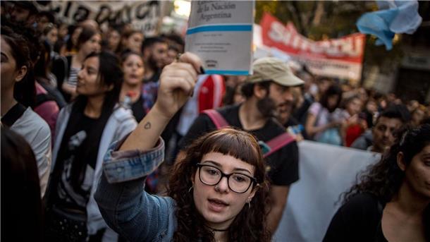 Sparkurs - Über eine halbe Million Argentinier protestieren Demonstrantinnen und Demonstranten fordern finanzielle Unterstützung für staatliche Hochschulen und Universitäten in Argentinien.