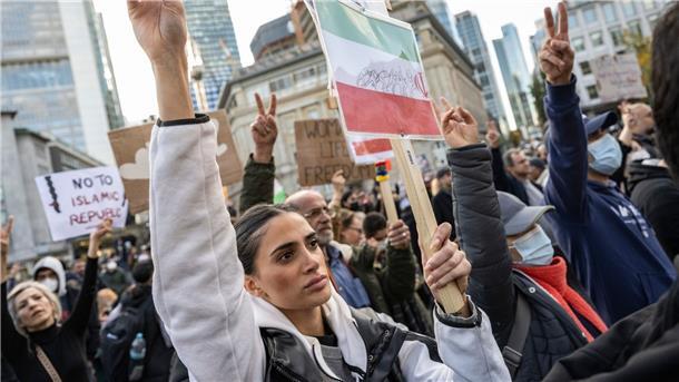 Mehrere Bundesländer setzen Abschiebungen in den Iran aus Demonstrantinnen und Demonstranten während einer Kundgebung in Frankfurt/Main gegen das politische Regime im Iran.