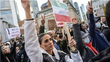Demonstrantinnen und Demonstranten während einer Kundgebung in Frankfurt/Main gegen das politische Regime im Iran.